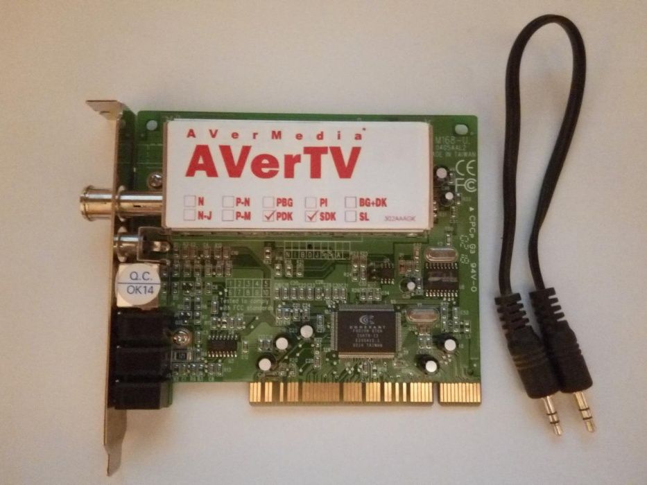 Компьютерний ТВ тюнер AVerMeldia AVerTV203 під PCI розʼєм.