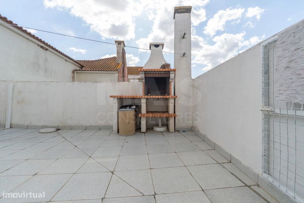 T2 num 1º andar com terraço e churrasqueira no centro de Salvaterra...