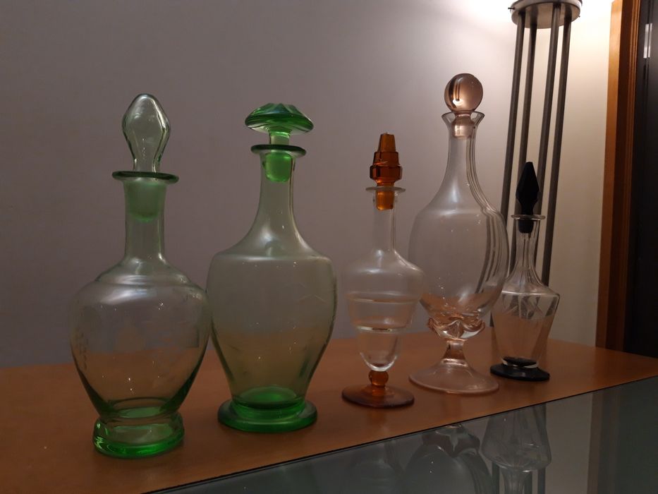 4 garrafas de vidro colorido, antigas e lavradas