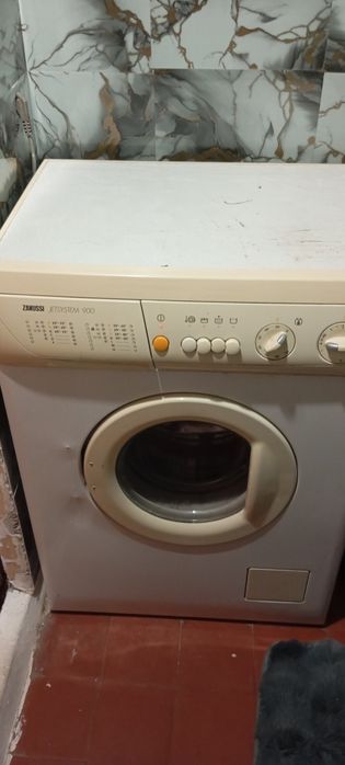 Продам стиральную машину Zanussi.