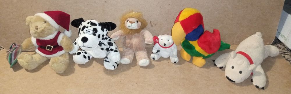 Колекція м'яких іграшок,багато з яких є популярними колекційними або р