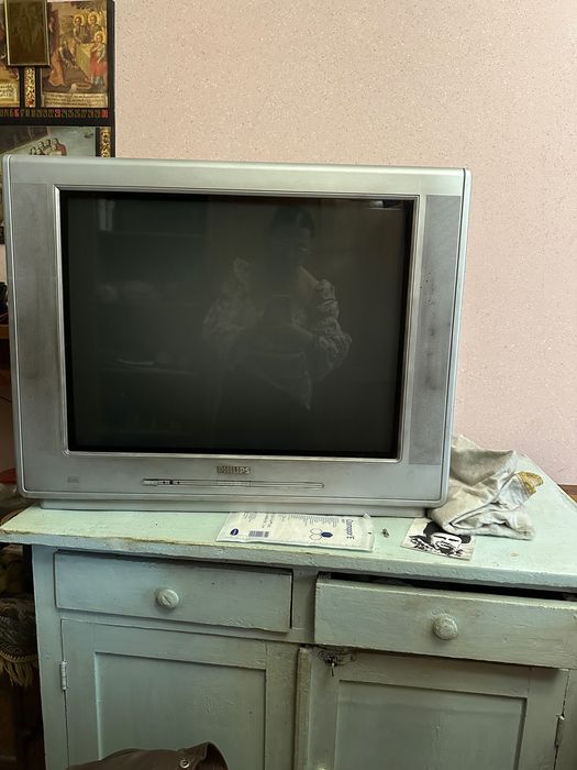 Тумба з телевізором