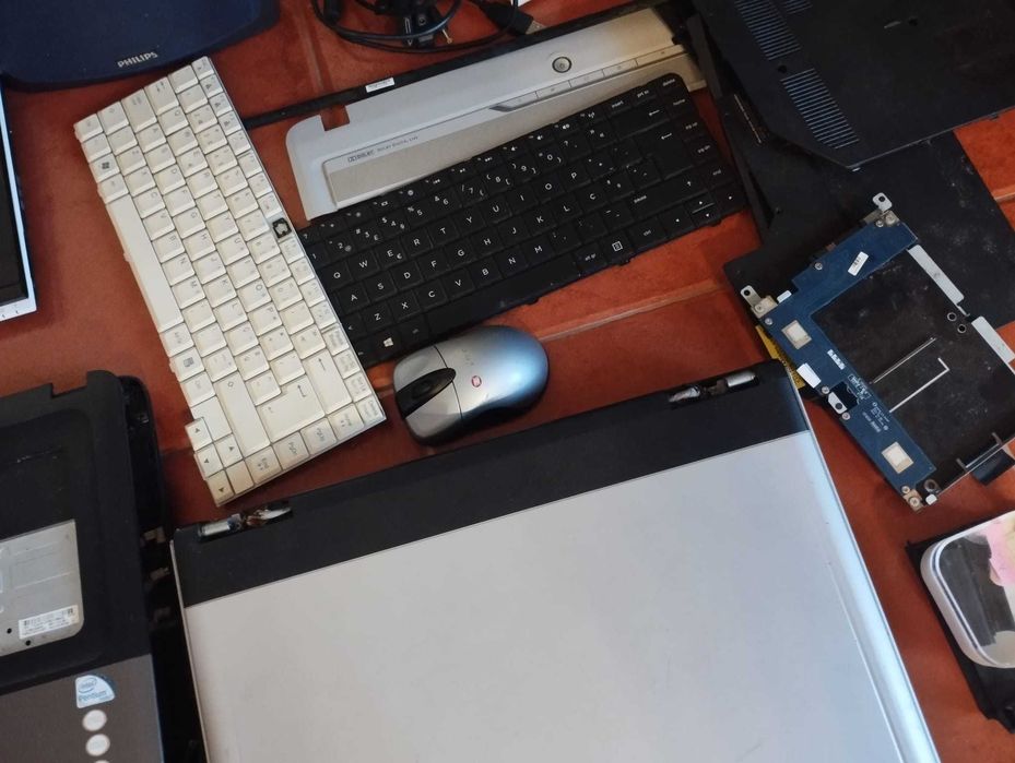 Selling a batch of electronic equipment, cables, and laptops64564056802305121