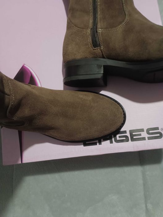 Botas cano alto camurça nunca usadas.