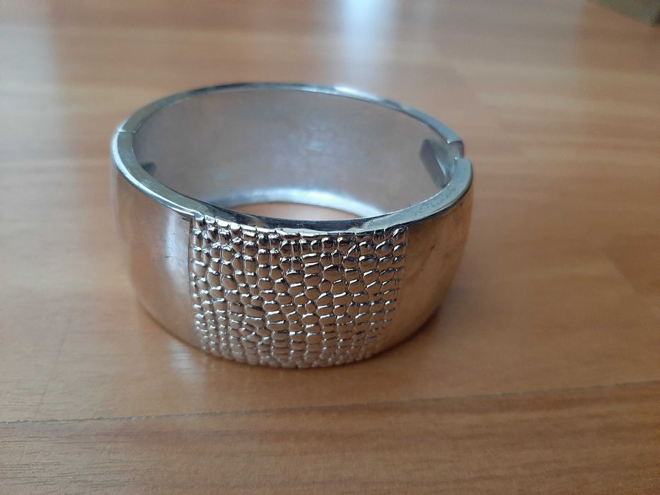 Várias peças de bijuteria