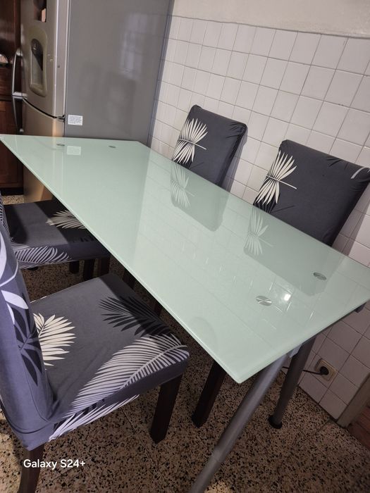 Mesa de vidro  1,80 por 80 + 4 cadeira