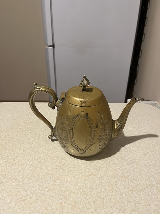 Mosiężny czajnik imbryk grawerowany