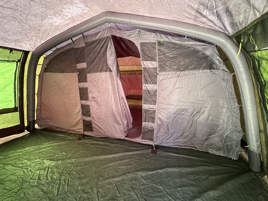 Tenda  insuflável 9 pessoas + cama+ sofa+sanita….