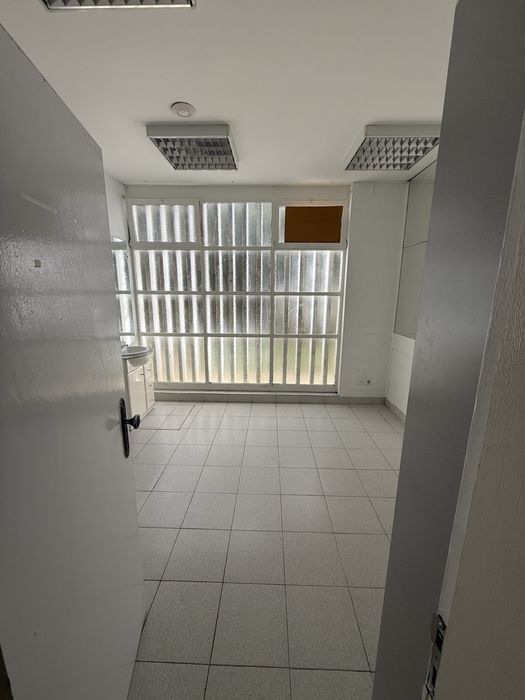 Loja com gabinetes Alapraia