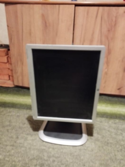 Монітор hp з поворотною підставкою