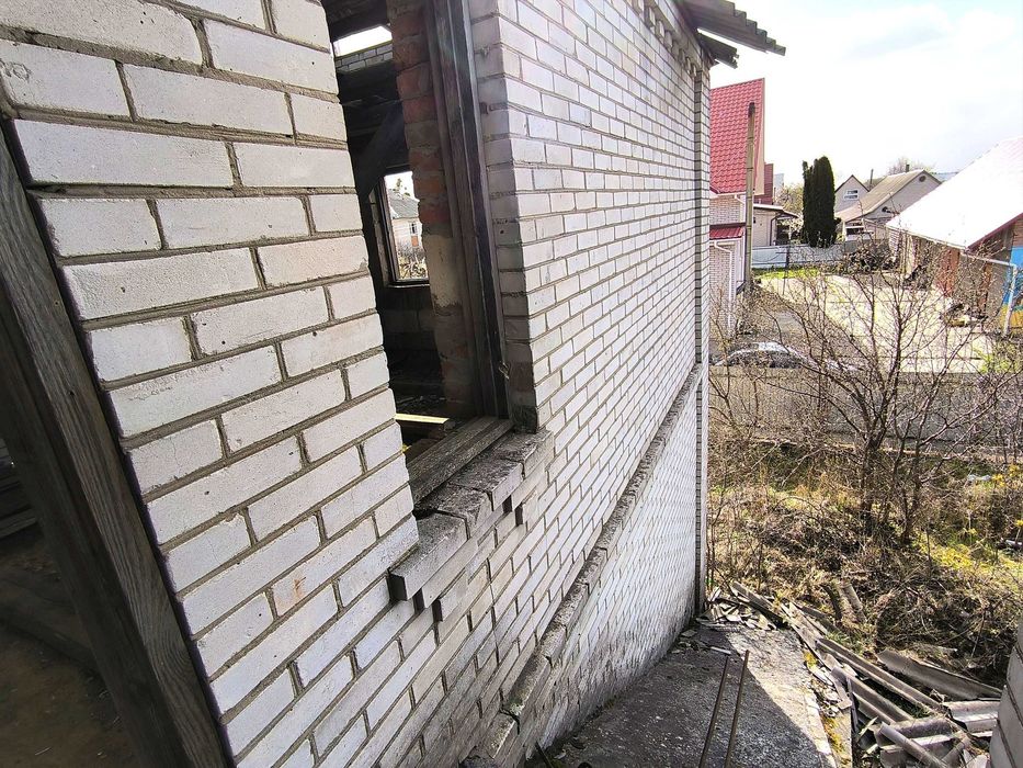 Недорого!Недобудований будинок та 15сот.в Макарові.Підведено газ.