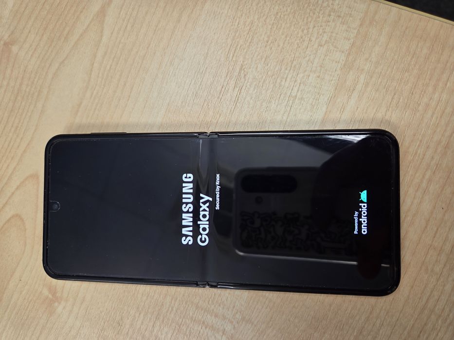 Galaxy Z Fiip4 Bespoke Edition
SM-F721B1SHEUE Czarny/bialy/bialy
Gala