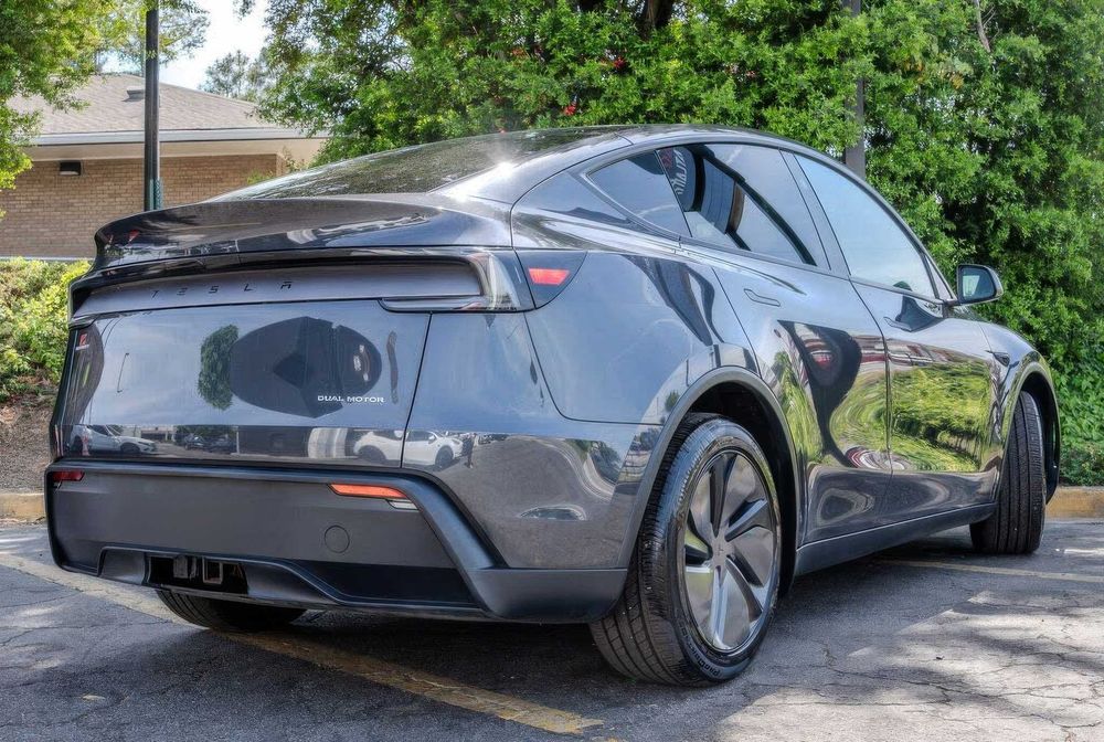 Tesla Model Y Long Range      2026