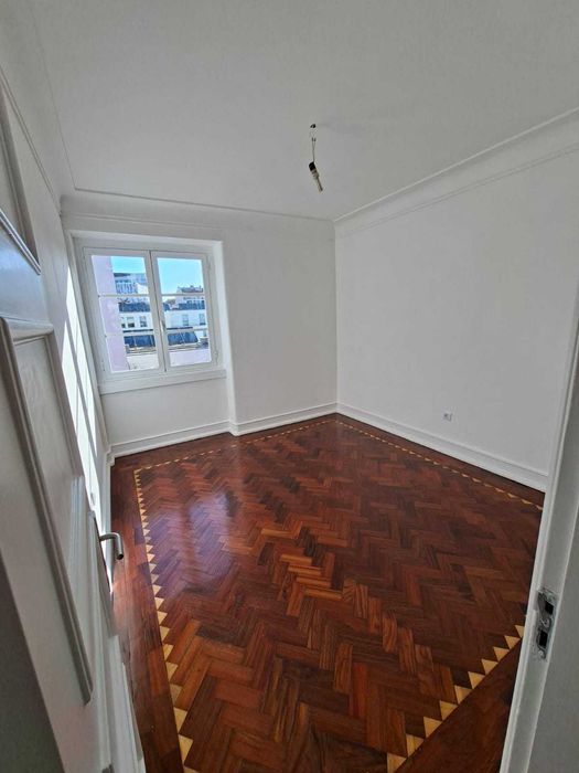 Aluga-se Apartamento T2 no Centro de Lisboa Junto à Praça Marquês de Pombal