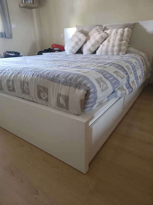 Cama e mesa de cabeceira