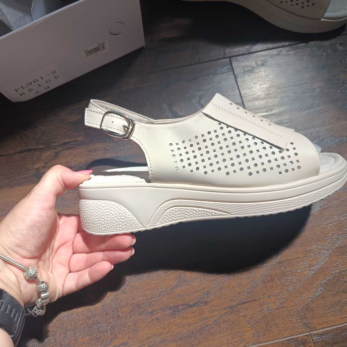 Skórzane beżowe sandały 39 na klinie