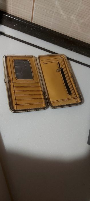 Кошелёк с золотистым изображением Королевского герба Хайрула