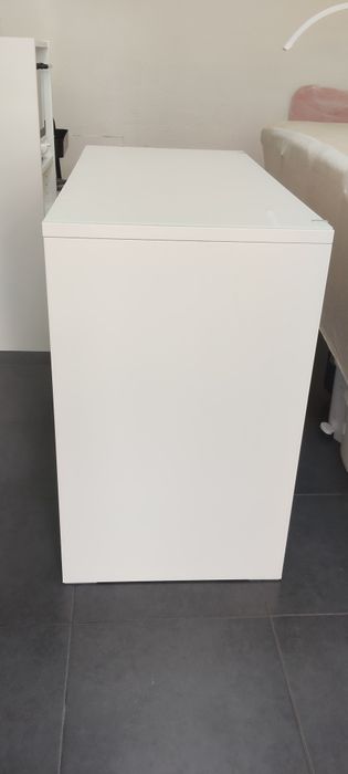 Mesa com pouco tempo de uso *