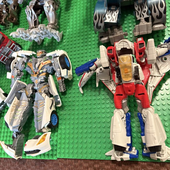 различные фигурки трансформеров из серии фильмов