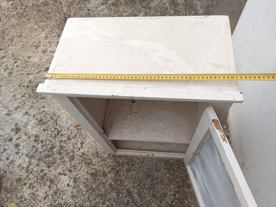 Pequeno móvel antigo com porta de rede.