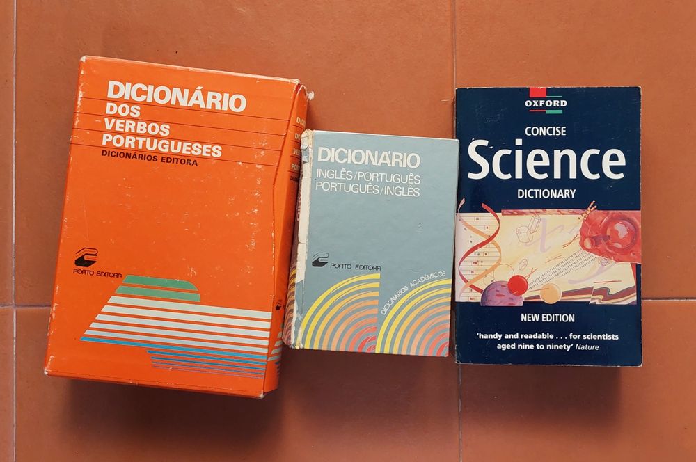 Vendo 3 Dicionários