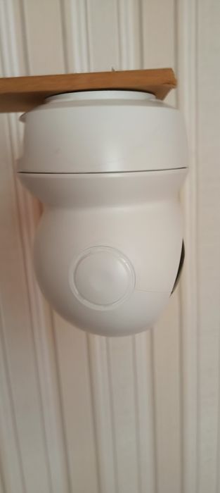 Zestaw trzech kamer wifi ezviz C6N z akcesoriami.