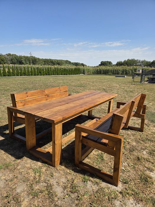 meble ogrodowe drewniane stół i ławki