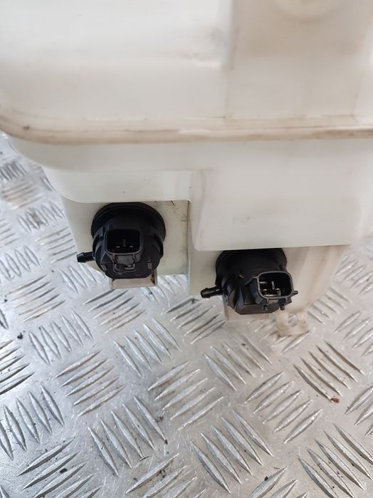 Zbiorniczek Spryskiwaczy Gs1E67480 + Pompki Mazda Ii Gh 11R-