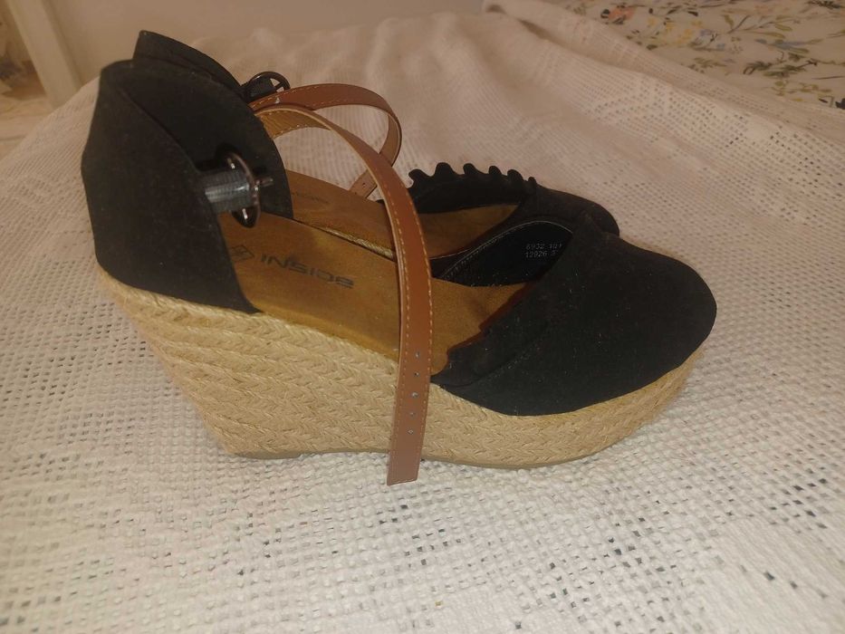 Sandalias de cunha preta da Inside