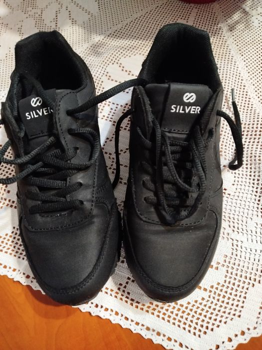 Sapatilha preta da marca