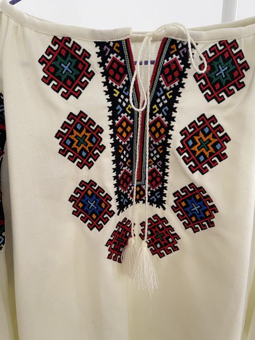 Жіноча вишиванка з яскравою вишивкою