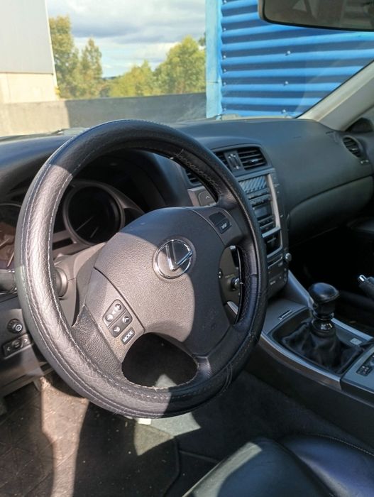 Vendo Lexus is 220 para peças ou reparação