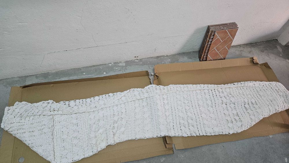 Vários artigos de renda, naperons, toalhas, colchas