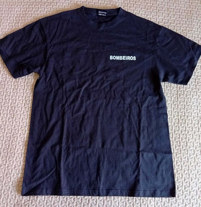 Boné Chapéu. T-shirt azul marinho. Bombeiros