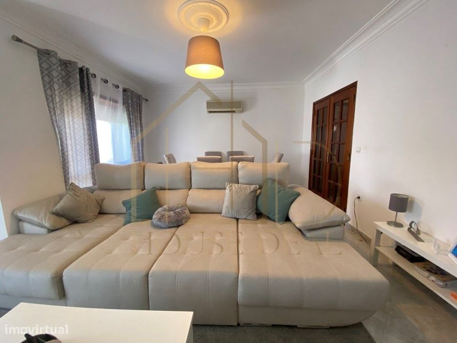 Apartamento T3 com áreas generosas no Centro da Moita