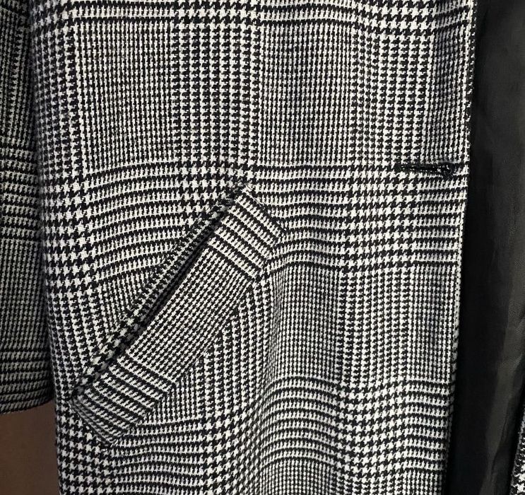 Стильне весняне пальто у клітинку