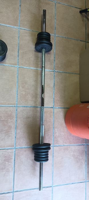 Barra e pesos de musculação