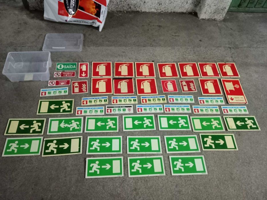 Lote 45+ Placas Sinalização Emergência Fotoluminescentes (Bom Estado)