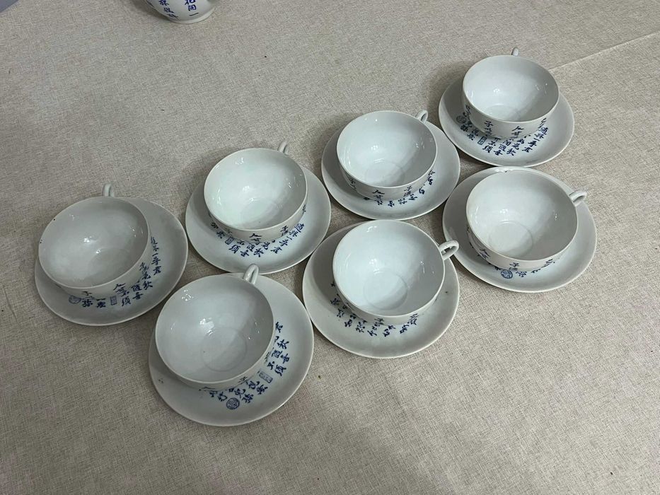 Conjunto de Chá ou Café em Porcelana com Motivos Chineses – Completo