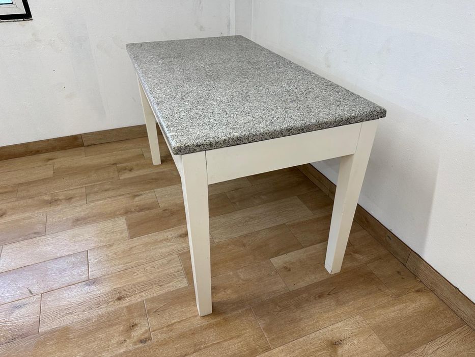 Mesa em madeira lacada e pedra  de granito