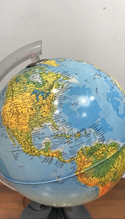 Globo terreste iluminado.