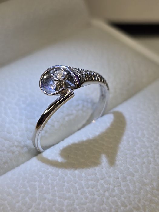 Золота каблучка з діамантами