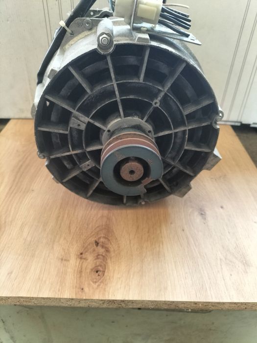 Sprzedam silnik trójfazowy.