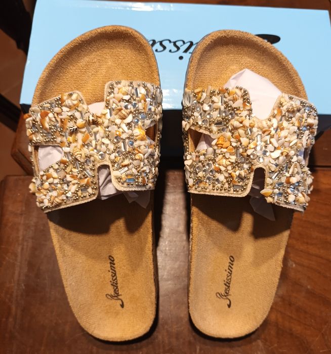 Chinelos com pedraria