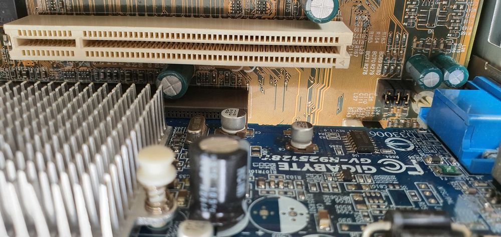 Retro komputerek pod OC Celeron ECS P6VXA 256ram ATI Radeon R9250 128mb!