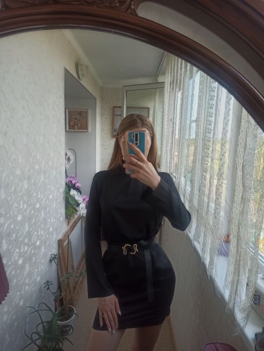 Коктельна чорна сукня. З відкритою спиною