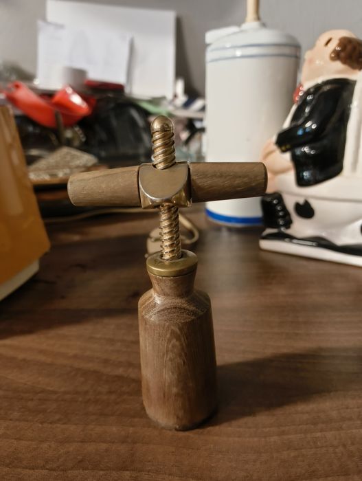 Efektowny korkociąg do wina