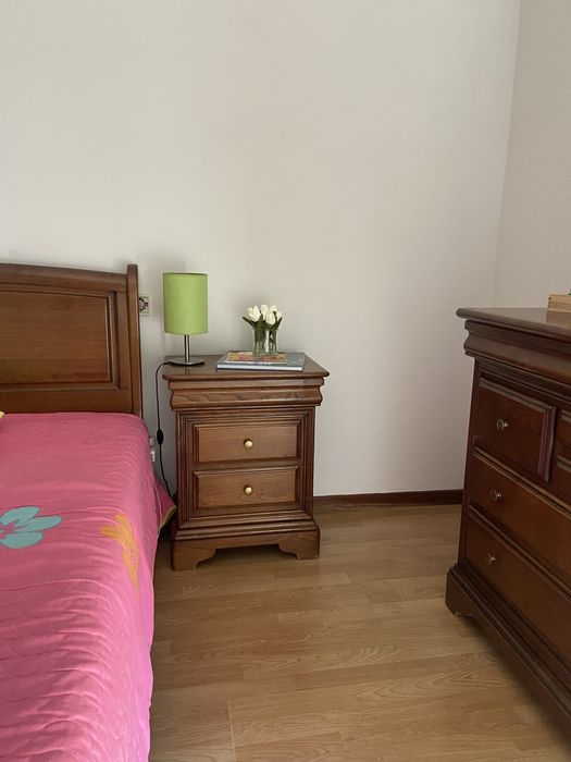 Conjunto de quarto em madeira