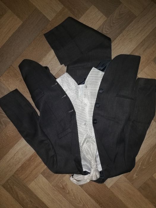 Строгий костюм тройка на 6 лет