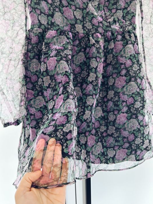 Sukienka w kwiatowy wzór z przezroczystymi rękawami